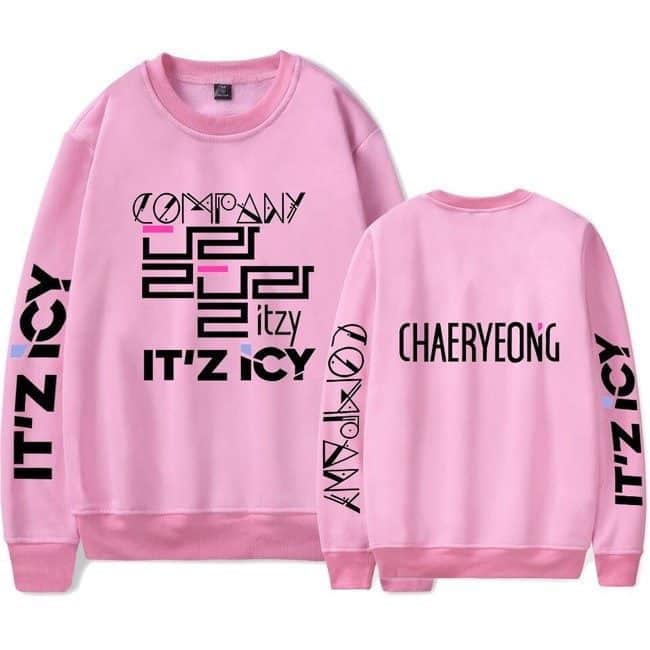 Hot pink sweatshirt with graphic IT'z ICY and CHAERYEONG text, trendy swag merch for Justin Bieber fans, stylish and comfortable apparel for streetwear fashion enthusiasts.